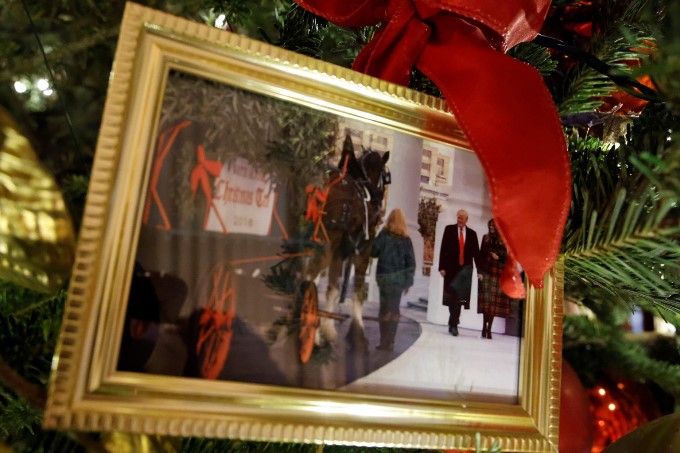 Дональд и Мелания Трамп были включены в рождественскую елку Белого дома 2021 года.